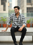 Men’s White & Grey Checked Cotton Slim Fit Casual Shirt